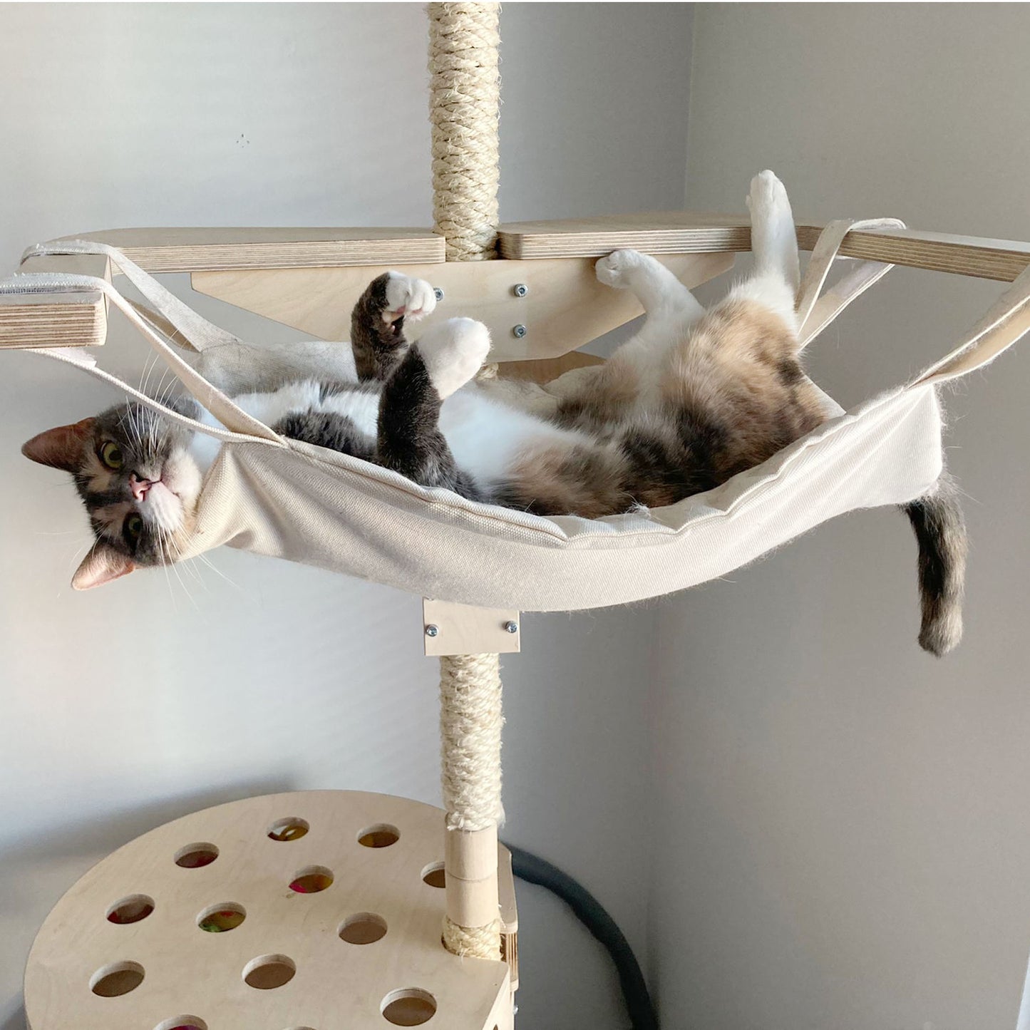 floor to ceiling cat tree vähän tilaa vievä kissan kiipeilypuu