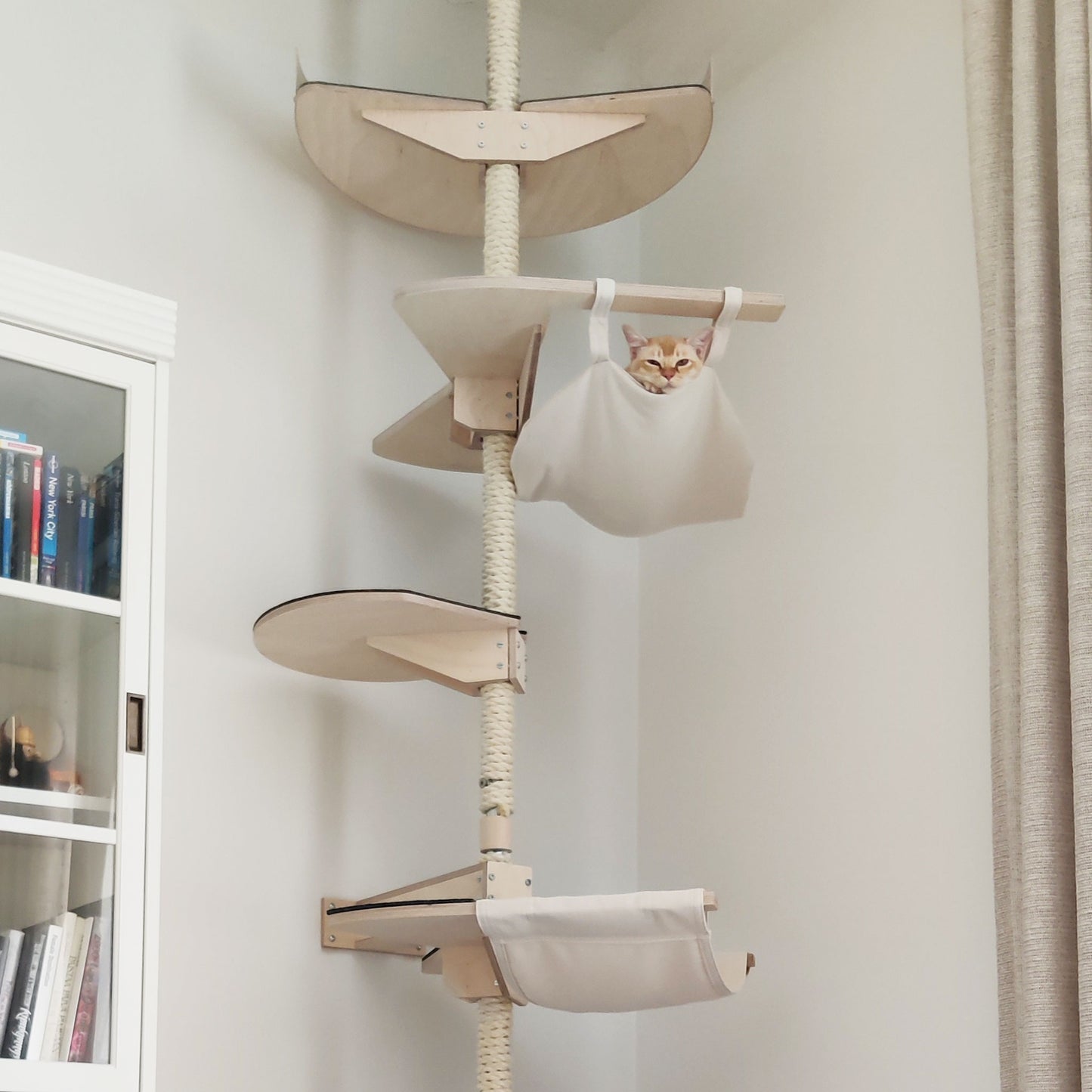 floor to ceiling cat tree vähän tilaa vievä kissan kiipeilypuu